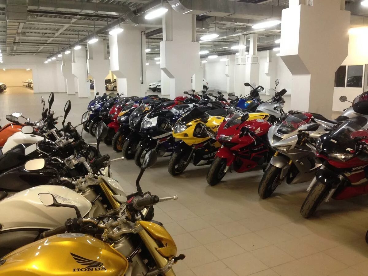 Найти магазин мотоциклы. Салон мотоциклов. Зимнее хранение мотоцикла. Магазин мототехники. Склад мотоциклов.