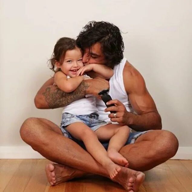 Папа лизнула. Папа лизнула. Отцы и дети. Поцелуй папы и дочки с языком. Сын облизать отец.