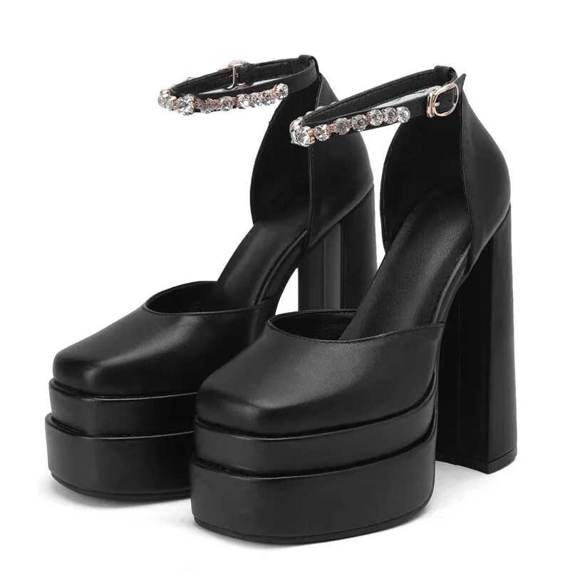 Каблуки версаче 2021. Босоножки версаче медуза. Каблуки братц версаче. Туфли versace bratz. Туфли версачи братз.