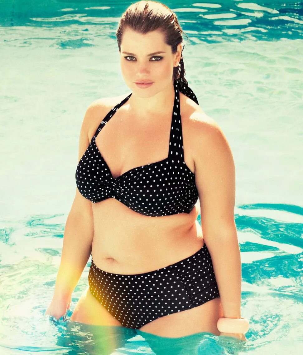 пухлые в купальниках