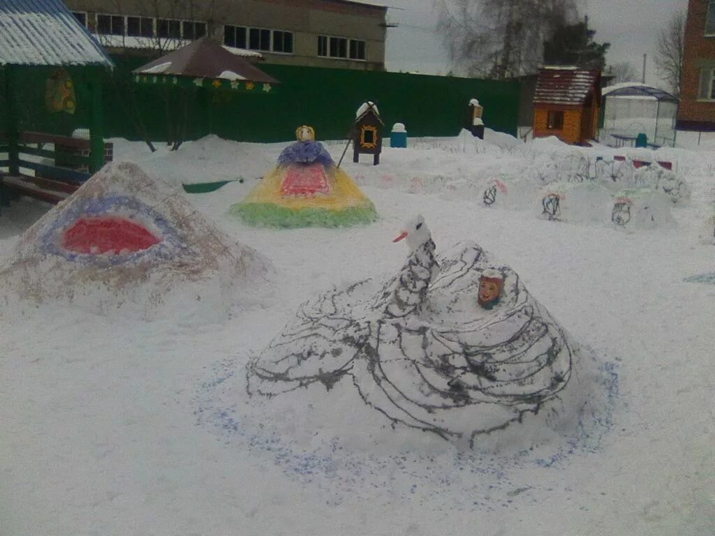 Зимние участки тема. Зимние постройки в дет саду. Зимние постройки в детском саду на участке Уральские сказки. Необычные снежные постройки в детском саду. Конкурс снежных построек.