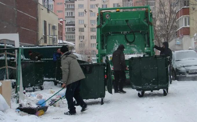 Мусоровоз экология Новосибирск. Перевернутый мусорный бак.