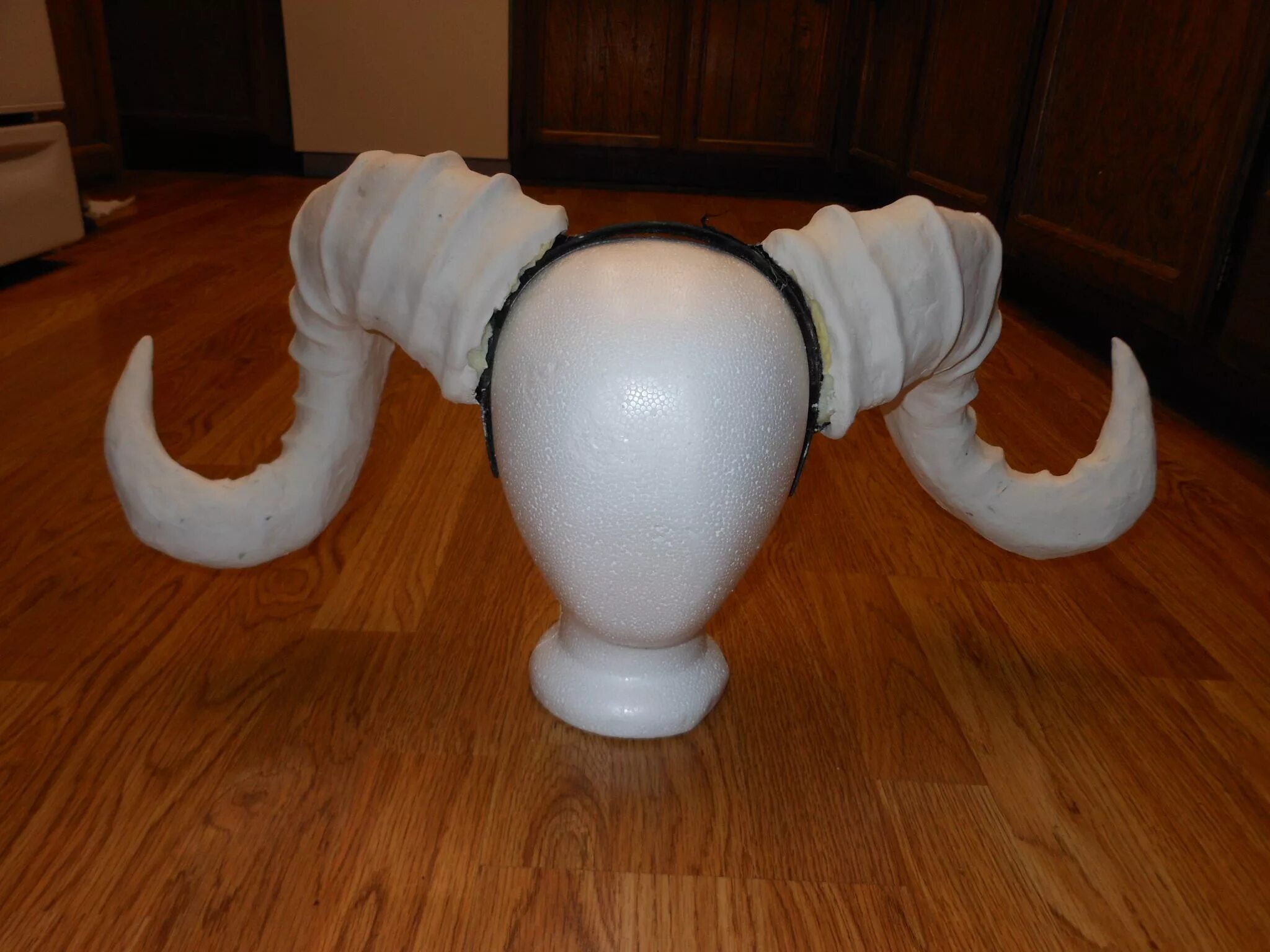 Рога малефисенты. Как сделать рога. Рука рожки. Рожки из бумаги. Рога папье маше.