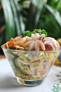 Салат с морским коктейлем яйцом и огурцом