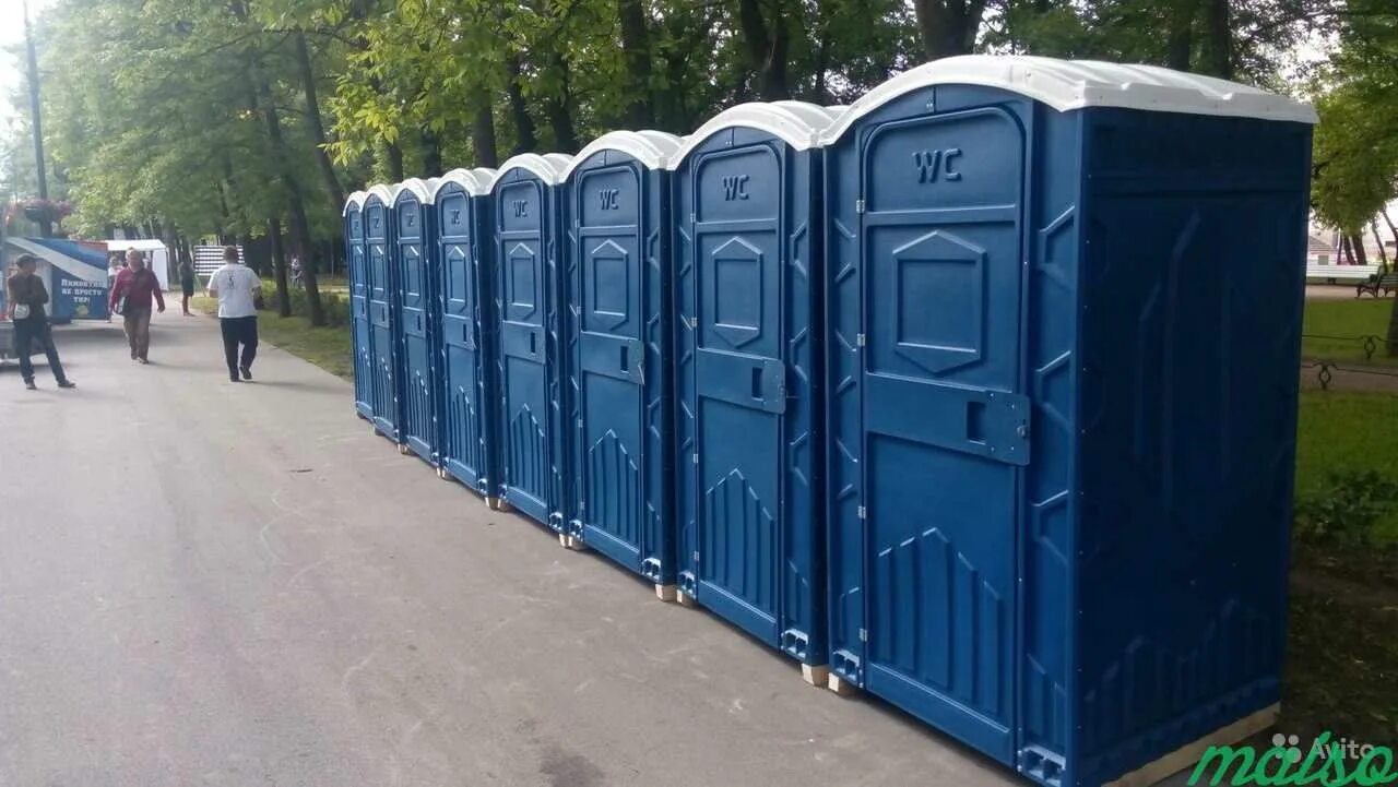 Биотуалет санкт петербург. Биотуалеты в санкт-петербурге. биотуалет в питере. бело голубая расцветка кабинок биотуалетов санкт петербург. биотуалетов н участке фото.