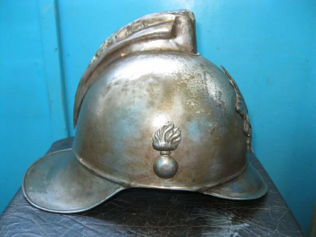 Каска пожарного ссср 1940-1950. Старая каска. Шлем пожарного старинный. Каска брандмейстера в 1923. Пожарные каски 1923г.