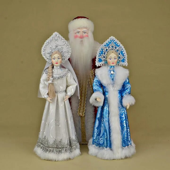 Снегурочка под ёлку. Ватная игрушка на елку снегурочка. Маленькая снегурочка под елку. Валберис дед мороз и снегурочка под елку. Снегурочка в красном пальтишке кукла из ваты.