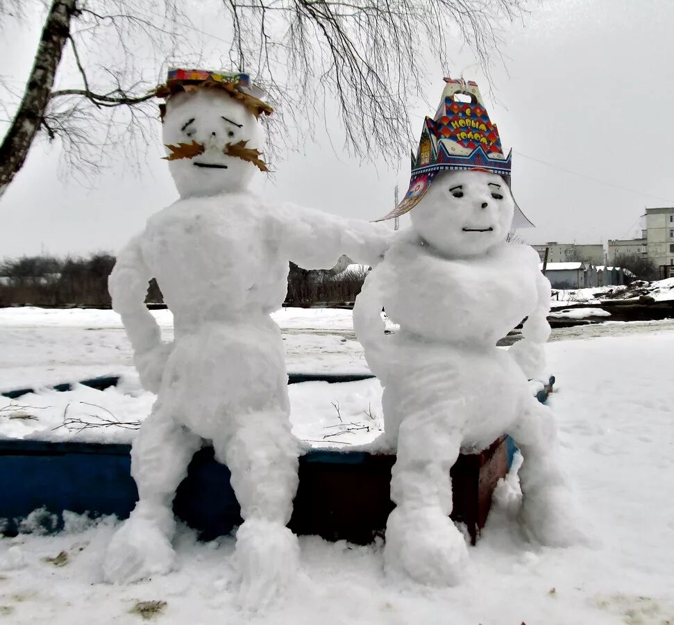 Снеговик из снега. Снег смешное. Винтер сноумен винтер. Креативный снеговик. Веселые снежные.