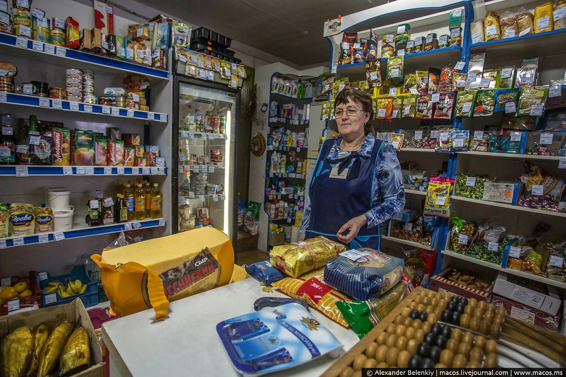 Прилавок сельского магазина. Сельский магазин. Сельский магазин продуктов. Магазин продуктов в селе