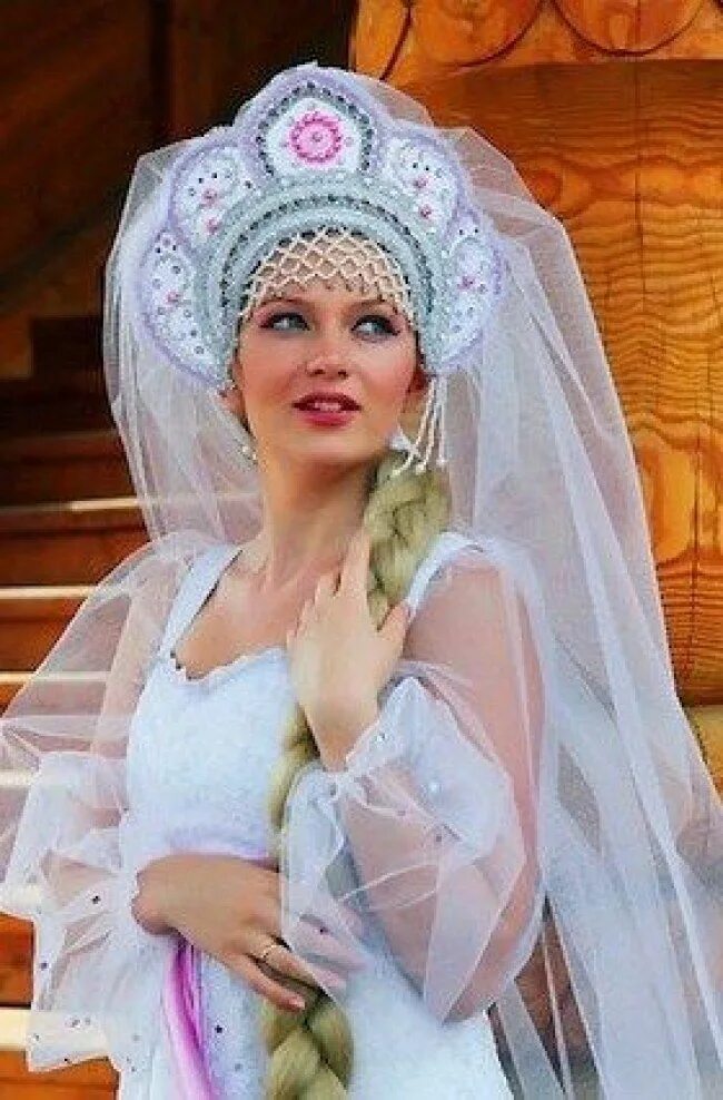 Ютуб русская невеста. Свадебный наряд с кокошником. Свадебное платье с кокошником. Свадебный кокошник с фатой. Невеста в кокошнике.