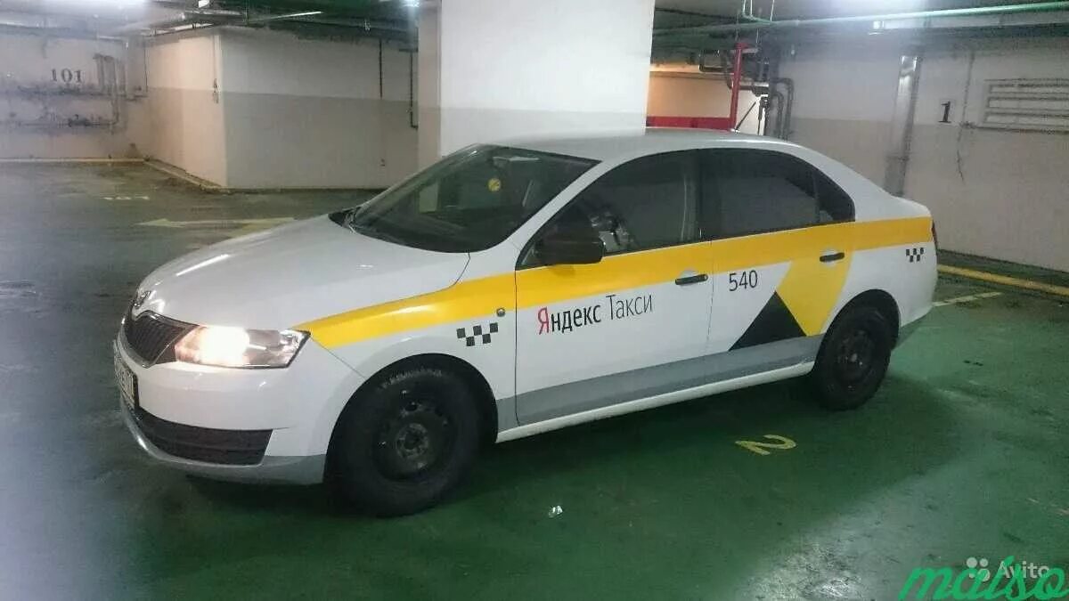 Оклейка такси. Желтая машина такси. Желтые полосы на белой машине. Оклейка авто под такси по ГОСТУ.