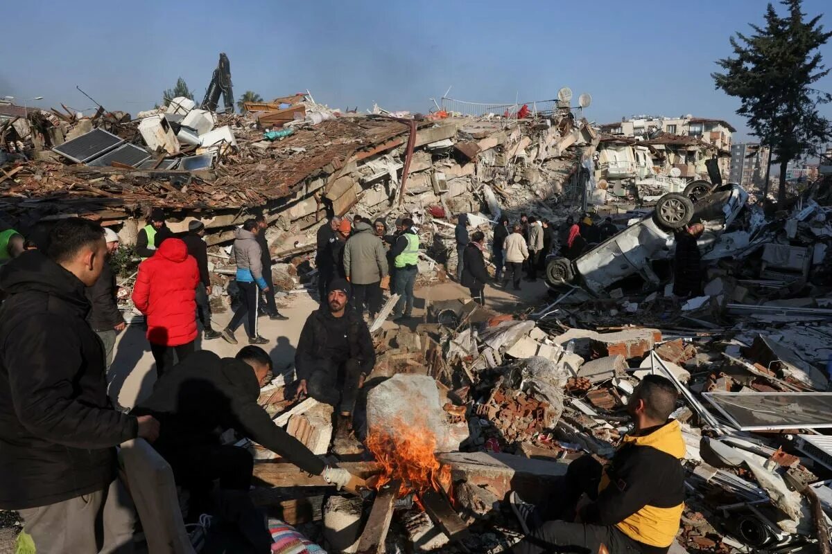 Землетрясение в турции и сирии 2023. Турция люди. Землетрясение картинки. Погибшие дети при землетрясении в турции. Семья погибшая в турции.