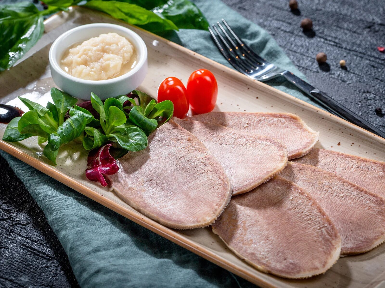 Как вкусно приготовить отварной язык. Язык говяжий нарезка. говяжий язык блюдо. язык говяжий отварной.