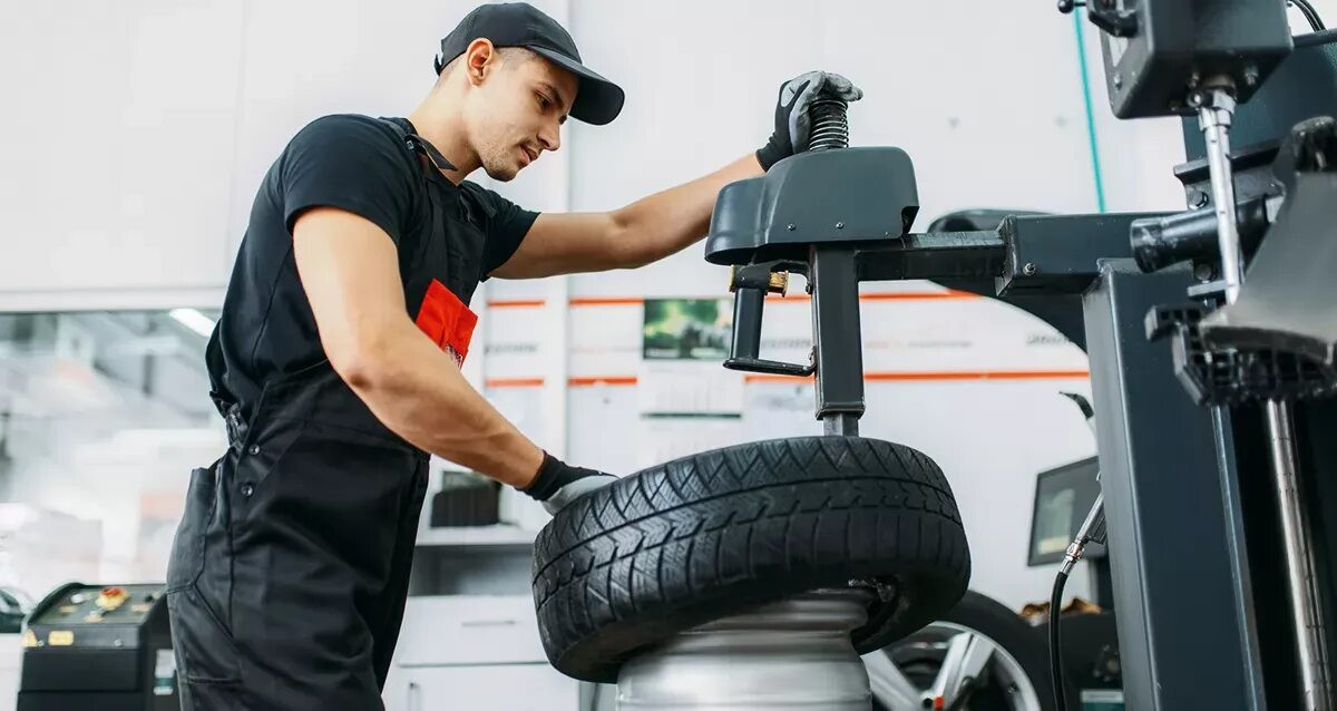 Работа шиномонтаж. Шиномонтаж yourtyres. механик меняет колесо у машины. колесо механик корея работа. как ремонтируют шины на шиномонтаже.