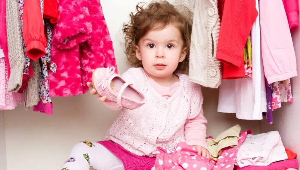 Примерка одежды дети. Мамы с детками в магазине. Обеспечение ребенка одеждой. Ребенок примеряет одежду. Детская одежда.