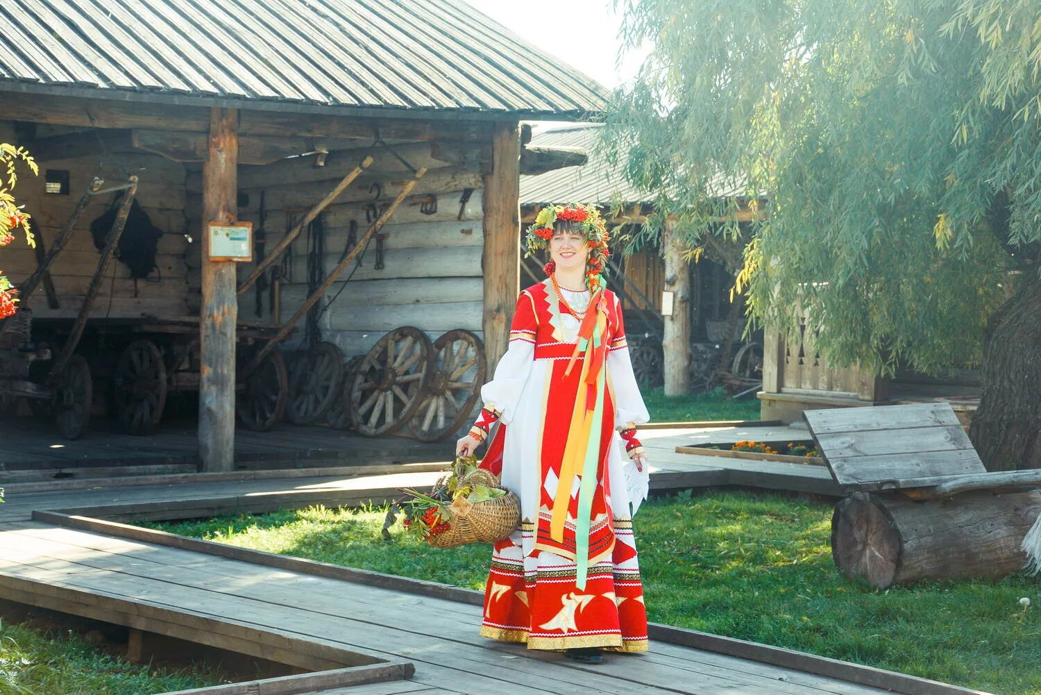 Шагая по пахучему лиственному покрову. Осенины на Покров. Событийный туризм праздники. Женщины вычищали дом в Осенины.