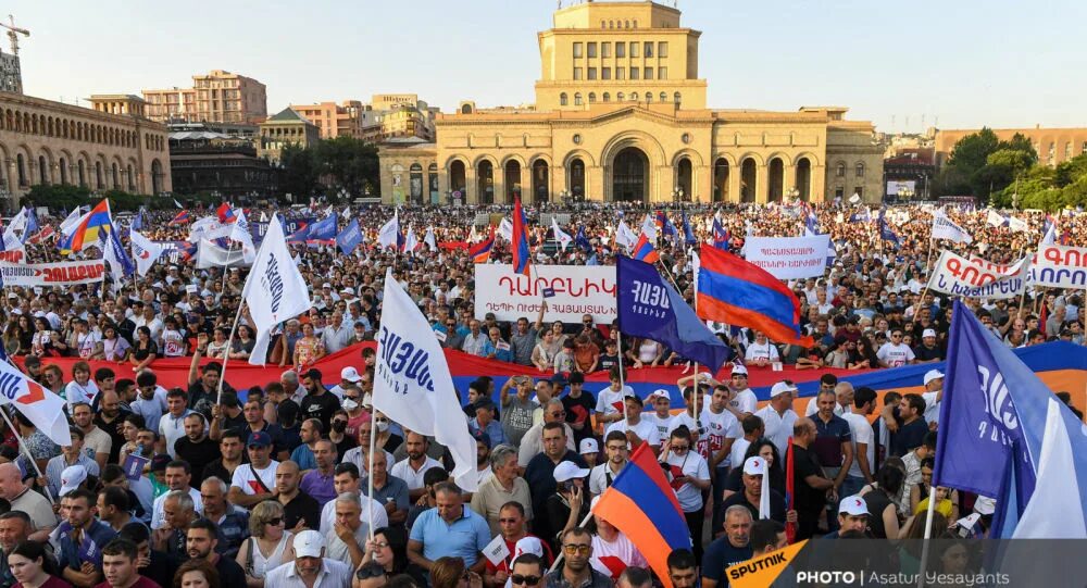 Митинг армении против пашиняна. Митинг в армении 2018. Армения революция 2018 пашинян. Кризис в армении. Политический кризис в армении 2020.