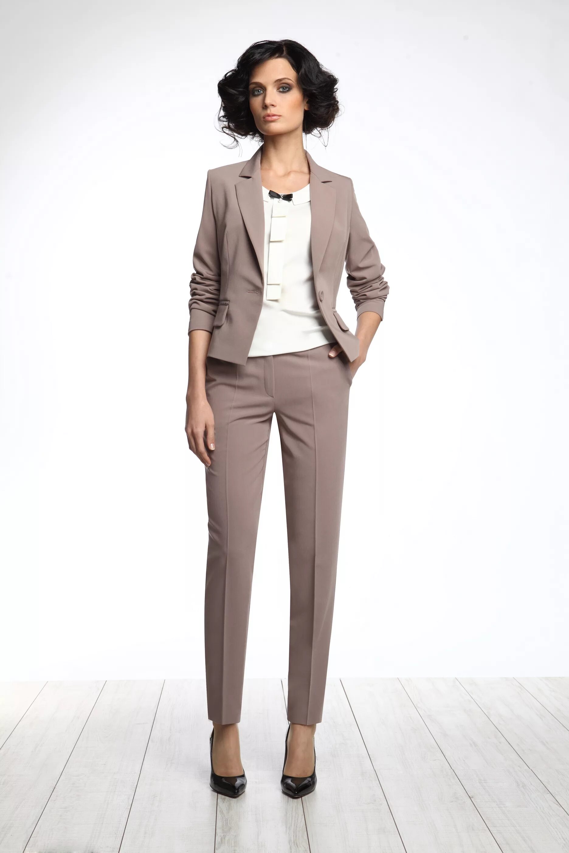 черный брючный костюм женский. девушка в классическом костюме. брючный костюм женский на корпоратив. женские костюмы классика.