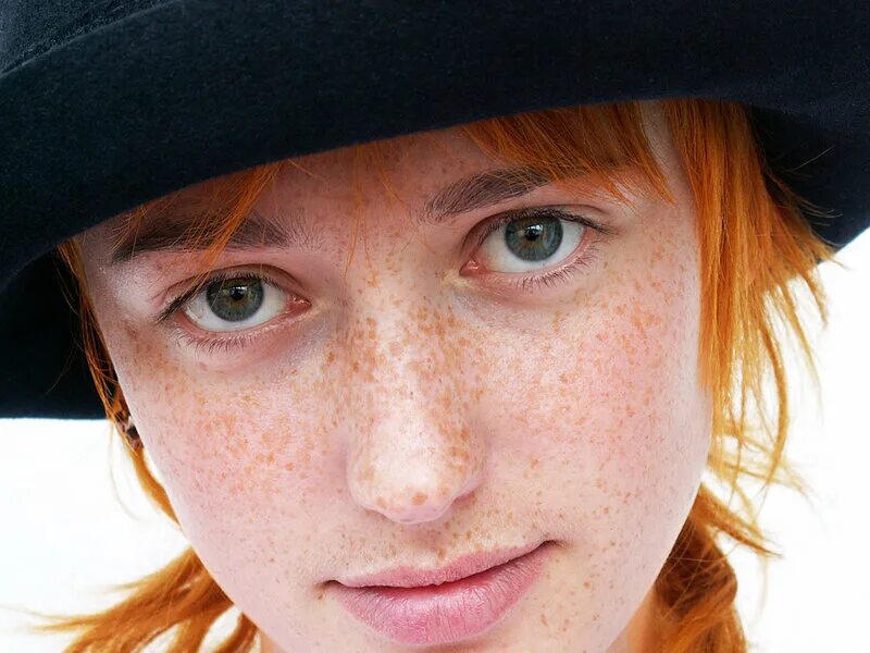 Freckles перевод. Девушка с веснушками. Оранжевые веснушки. Оранжевый макияж с веснушками.
