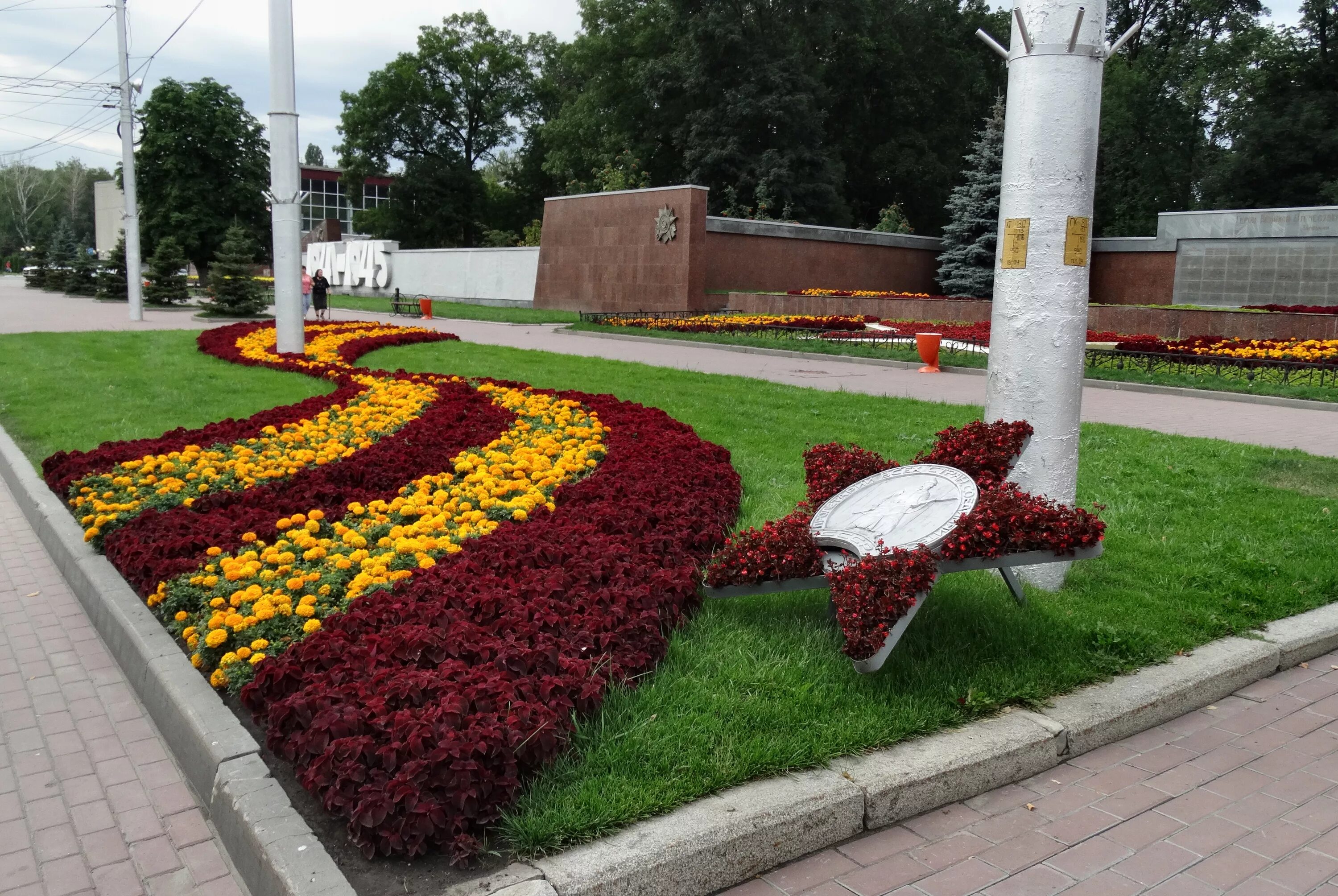 Сколько цветов на мемориал. Рабатка Тунберга однолетник. Клумба46, Курск. Цветочный сквер Липецк. Рабатка Томский госуниверситет.