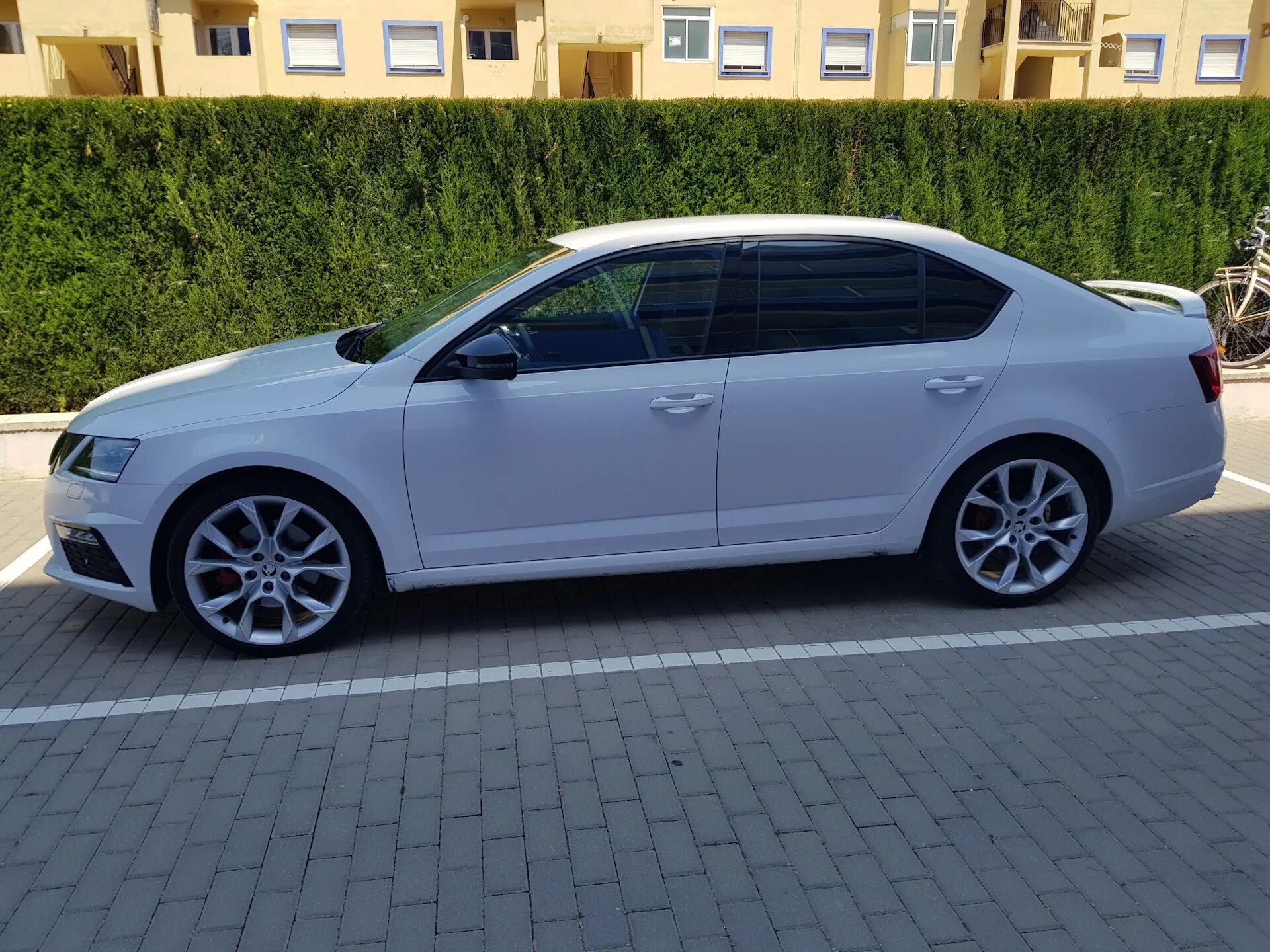 Диски на skoda octavia. Skoda Octavia a7 RS белая. Skoda Octavia a7 белая r17. Skoda a7 FL RS. Skoda Octavia a7 r18.