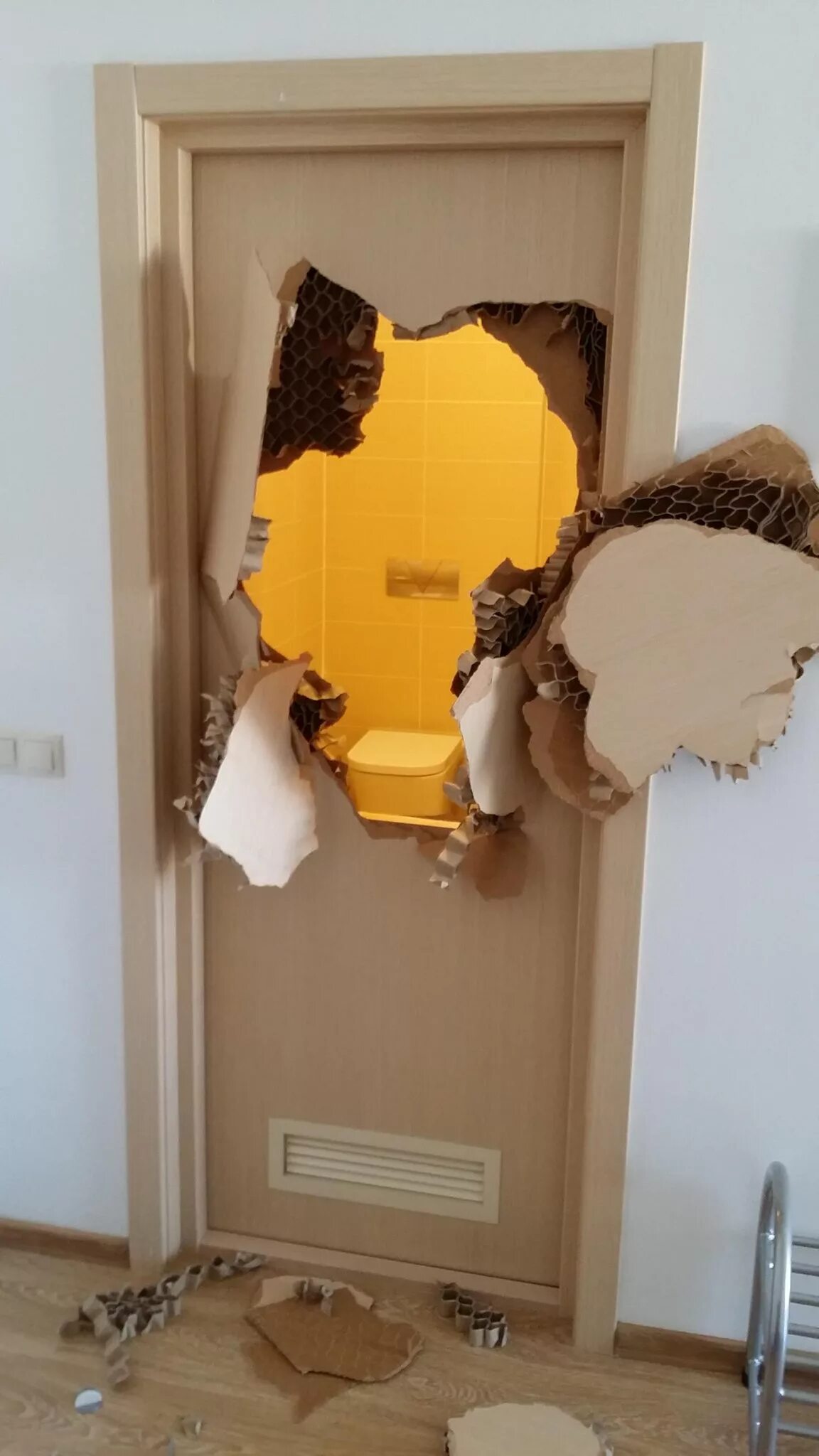 Выбили дверь в квартиру. Сломанная дверь. Разбитая дверь. Выломанная дверь в комнату. Ломаная дверь.