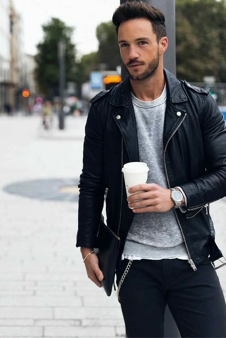Pepe jeans leather jacket. Стильная мужская одежда. Свитер и кожаная куртка мужская. Кожаная куртка футболка и джинсы. Мужчина в кожаной куртке.