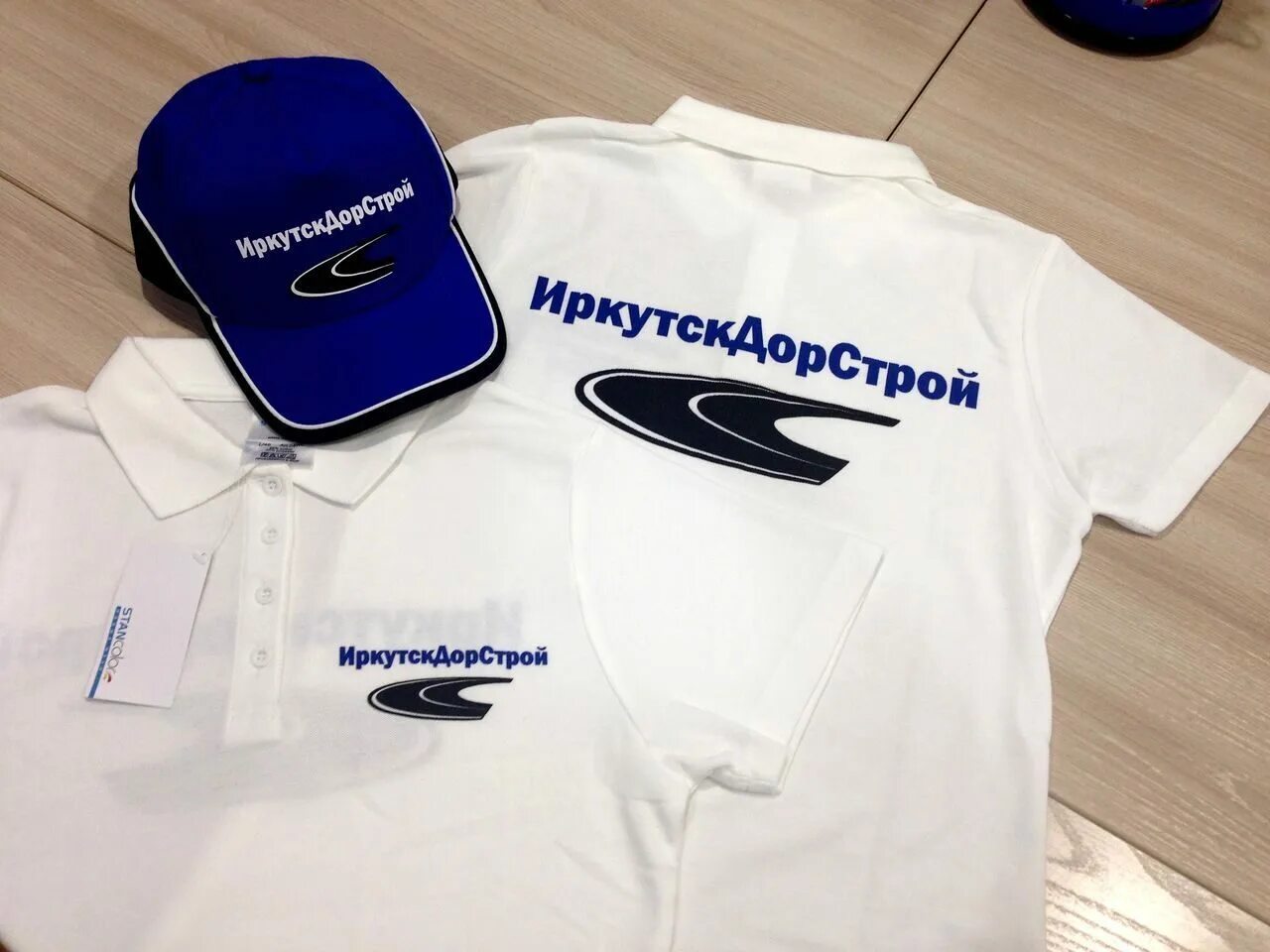 одежда с логотипом компании.