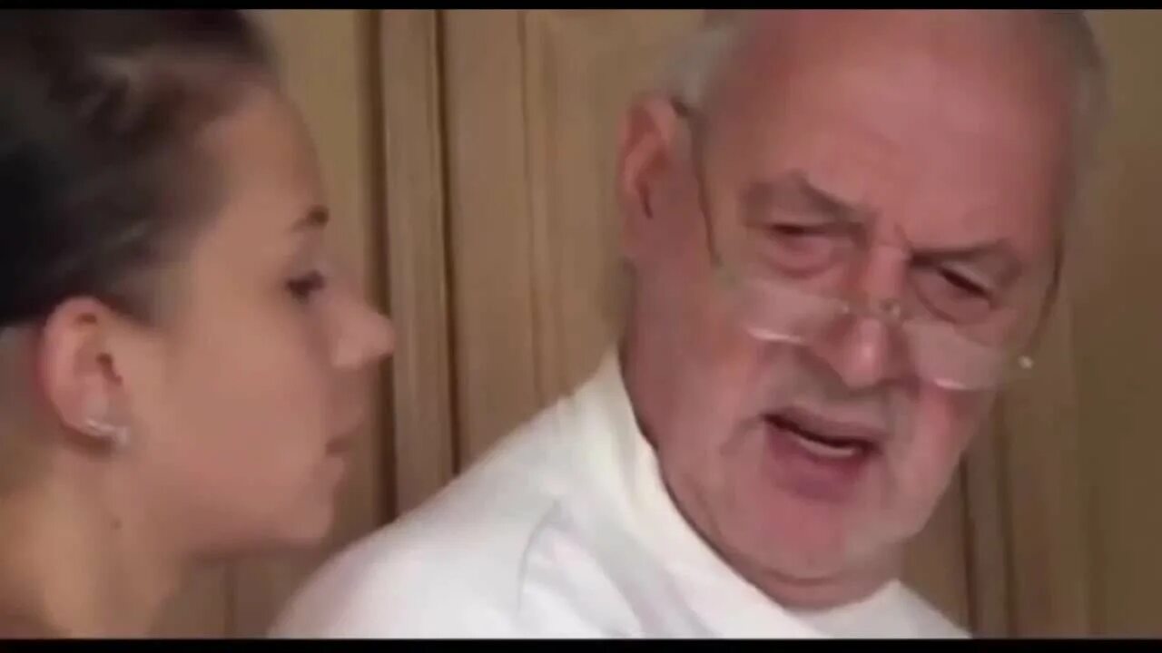 Долли литтл с дедушкой. Натянул внучку. Дедушка и внучка. Дедушка внучку. Старый профессор и студентка.
