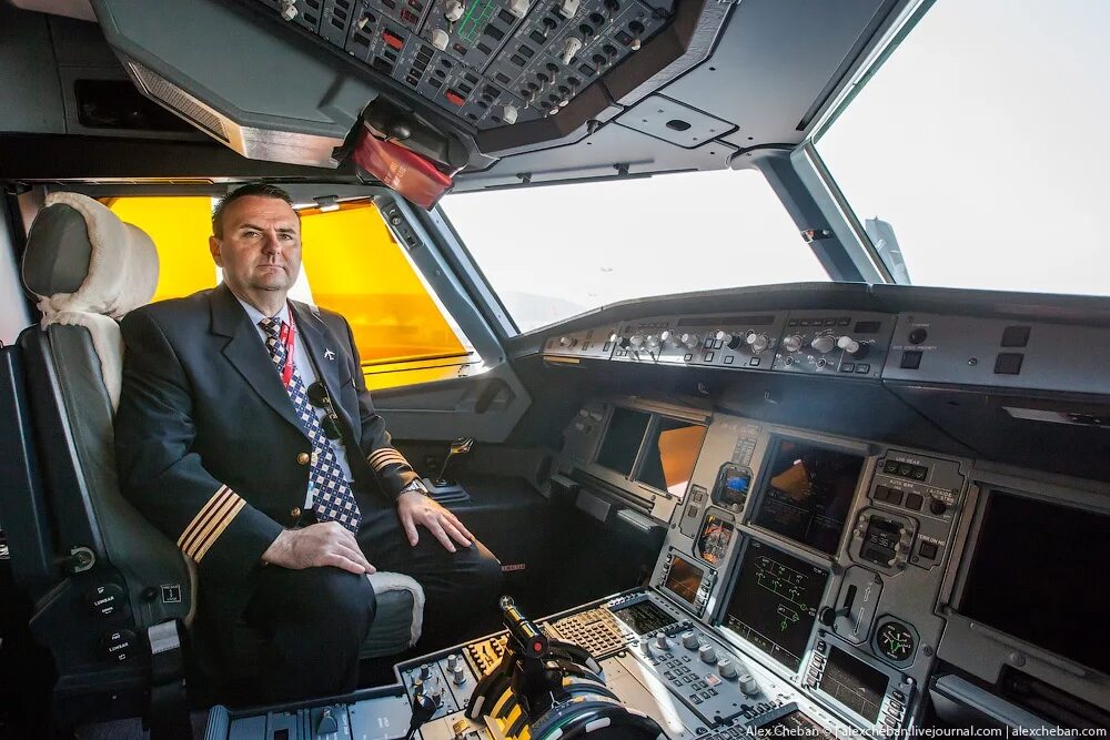 Самолет аль валид ибн талал. А380 арабского шейха. Бизнес класс в дубай в эмирейтс. Самолет шейха дубая. Авиа шейх.