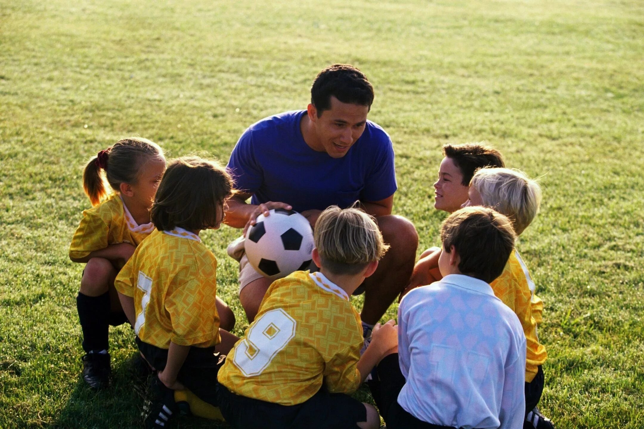 Детский тренер по футболу. Футбол дети. Футбольный тренер с детьми. Футбол дети тренер.