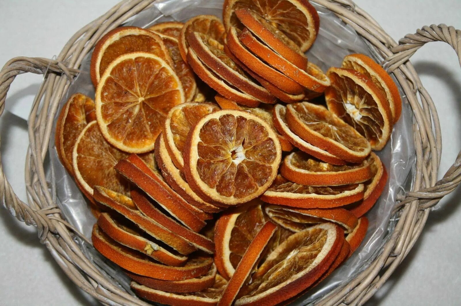 Сухие корки мандаринов. Апельсин сушеный. Сушеные фрукты для декора. Сушеные апельсины в духовке. Сушеные апельсины для декора.