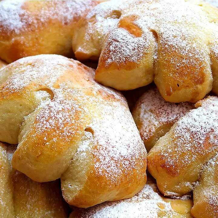 Сдобные булочки с изюмом. Рогалик булочка. Рогалики. Булочки. Сладкое дрожжевое тесто на кефире.