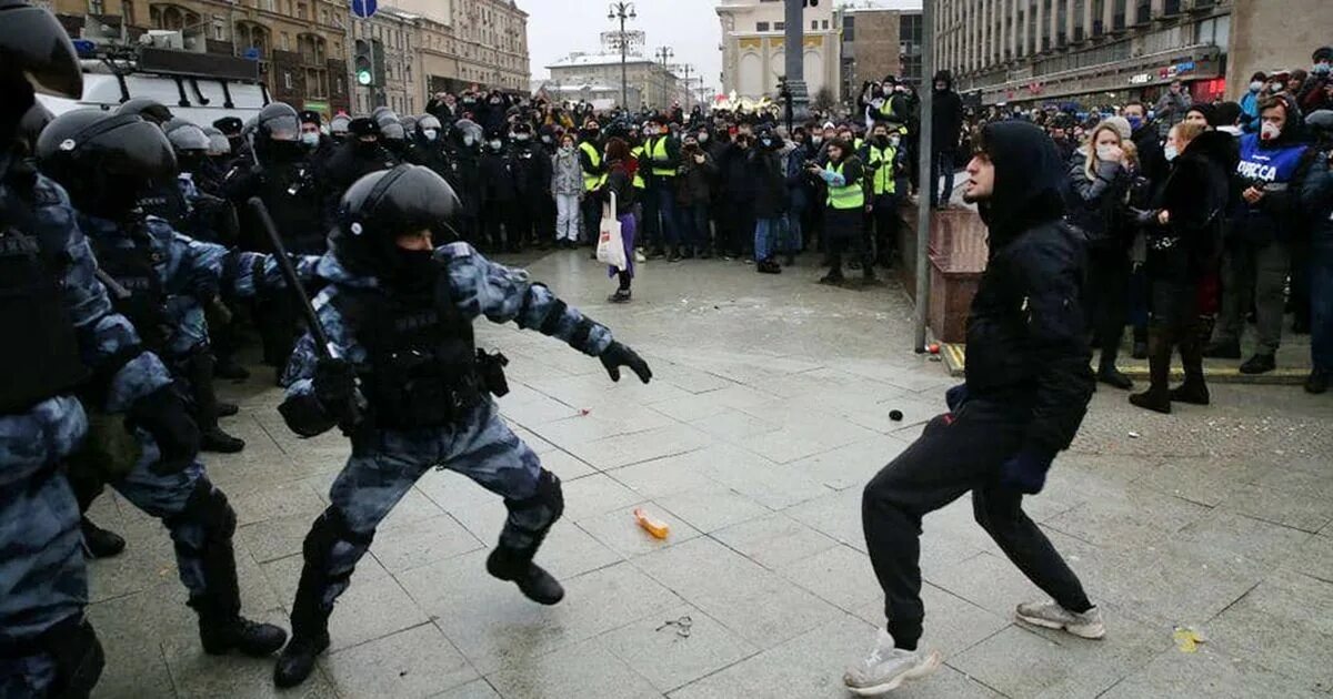 Стычки полиции с митингующими. Митинг парень