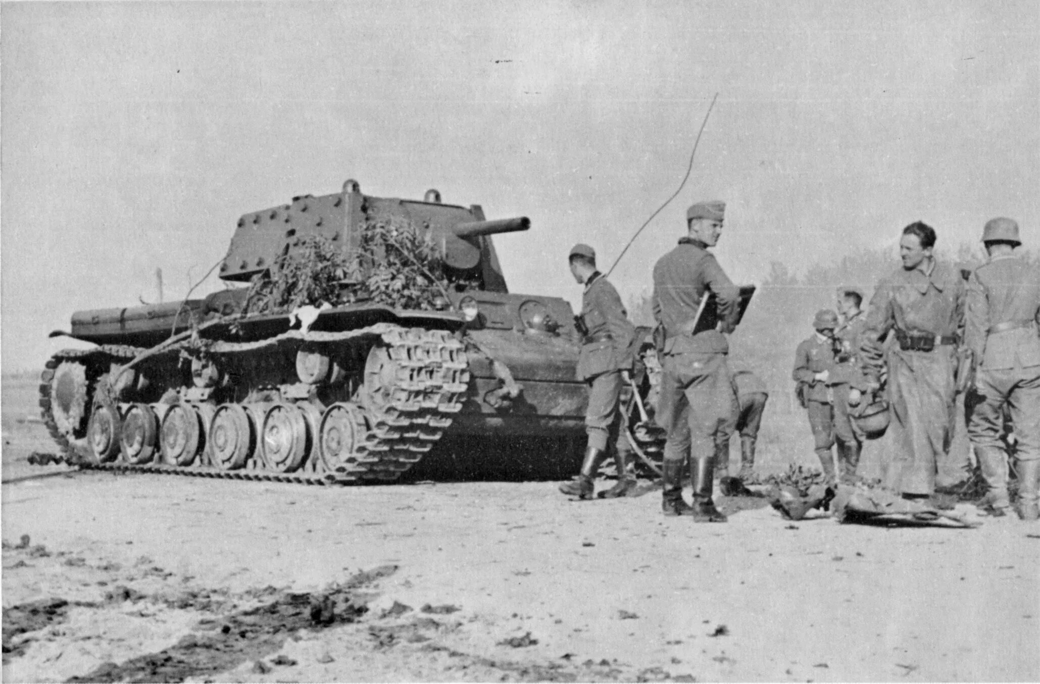 Какие танки были в начале войны. Танк кв1 и немцы. Танки СССР второй мировой войны 1941. Кв 1 на войне. Подбитый немецкий танк 1941.