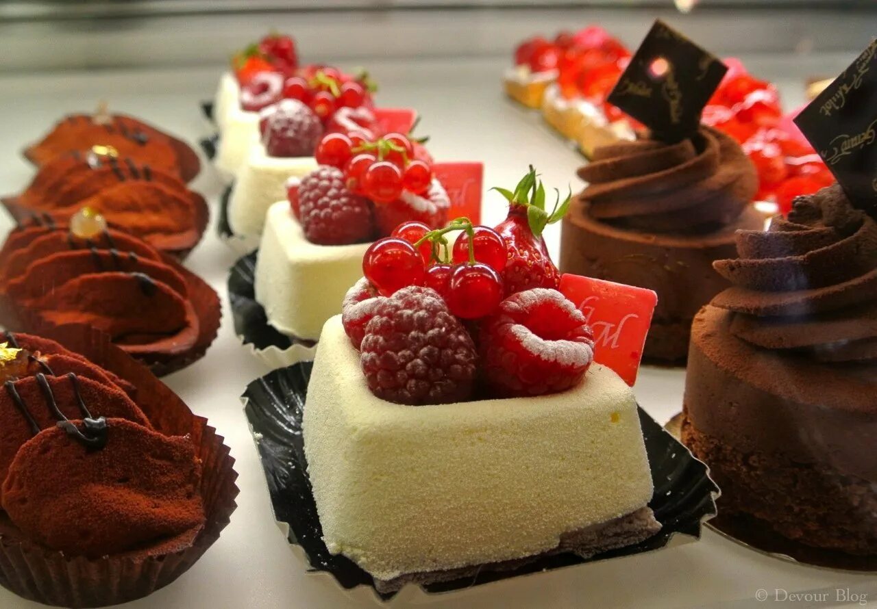 Необычные пирожные. Мини торты чизкейки. Капкейки в разрезе. Торты и пирожные. Штучные пирожные.