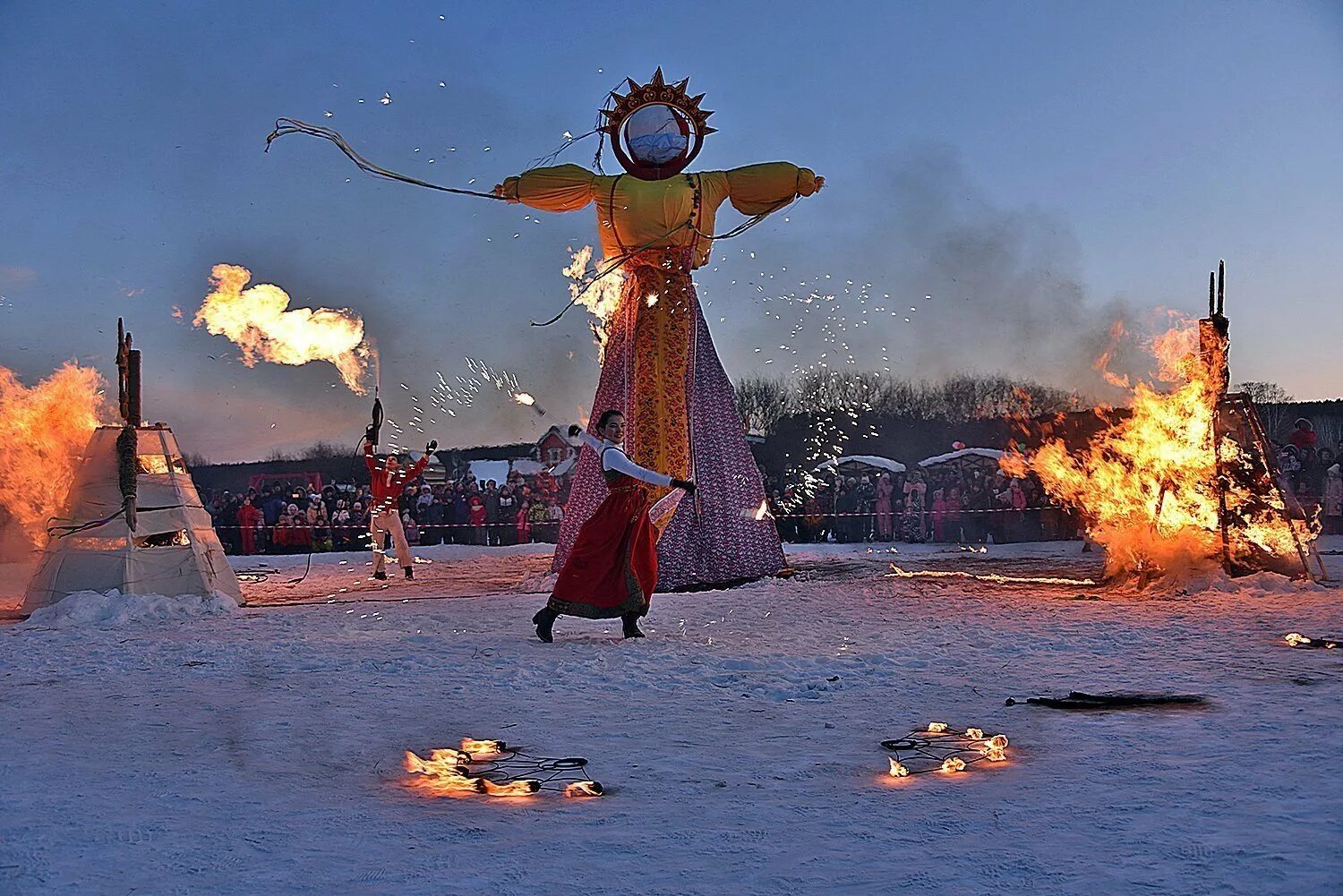 Масленица традиции. Чучело зимы. Праздник чучела. Сжигание чучела масленицы васнецов. Праздник масленица сжигание чучела.