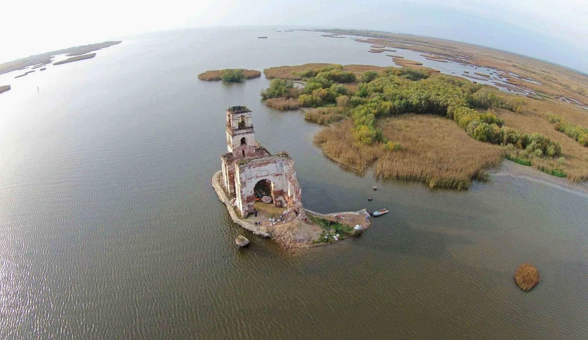 Сколько людей жило в крохино. Остров Шумаровский Рыбинское водохранилище. Рыбинское водохранилище город Молога. Рыбинское водохранилище затопленный город Молога. Затопленный храм Рыбинское водохранилище.