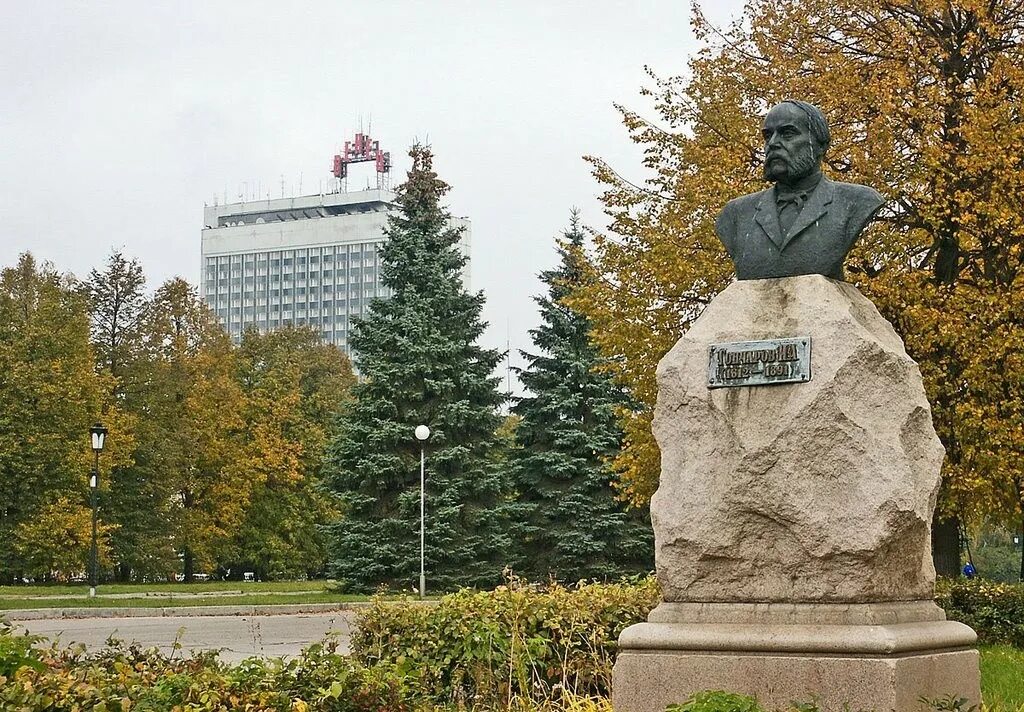 Памятник Гончарову в Ульяновске. Бюст Гончарову Ульяновск. Бюст Гончарова в Ульяновске. Памятники и.а.Гончарову памятник в Ульяновске.