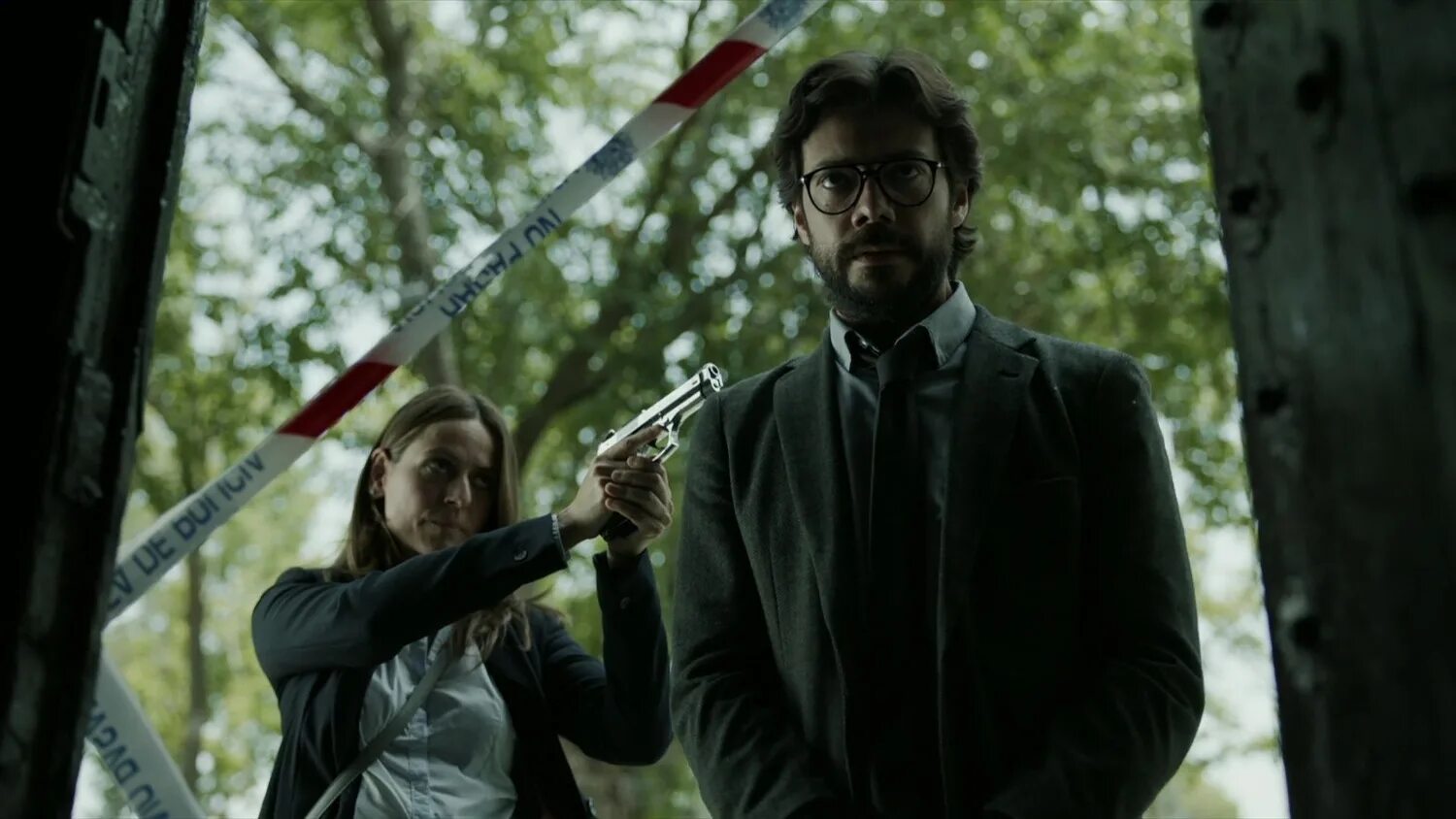 Бумажный дом сериал токио. Бумажный дом на испанском с испанскими субтитрами. Бумажный дом на испанском с испанскими субтитрами. Haus des geldes сериал. Бумажный дом на испанском с испанскими субтитрами.