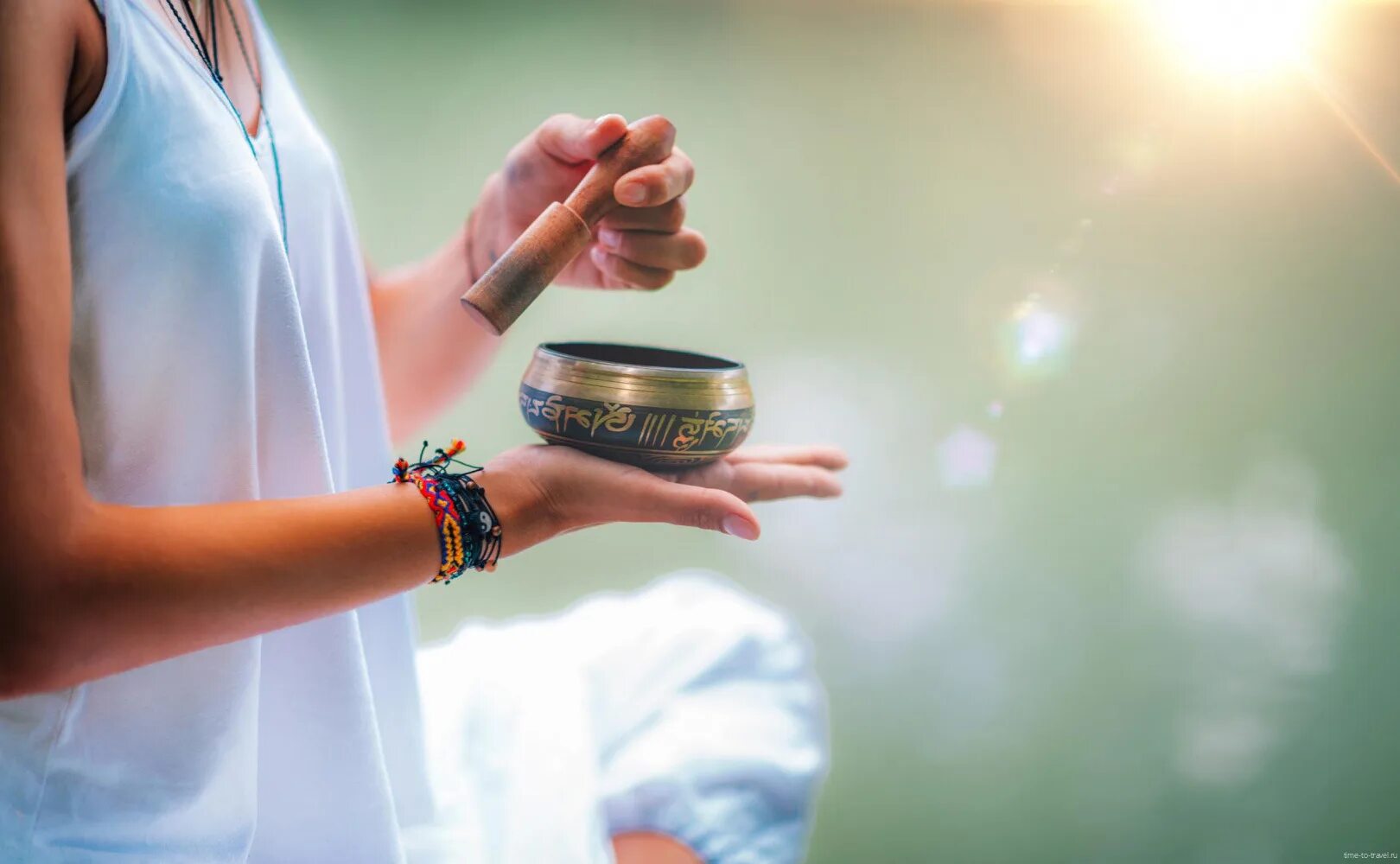 Звон в руках. Чаша для медитации. Тибетские чаши медитация. Медитация с поющими чашами. Девушка с поющей чашей.