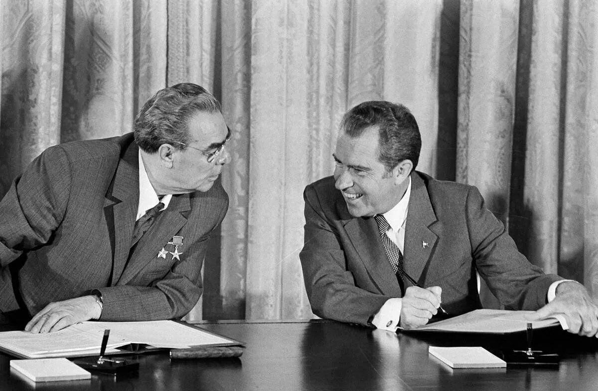 Брежнев и картер 1979. Брежнев договор. Брежнев договор. Осв-1 брежнев никсон 1972. Визит ричарда никсона в ссср 1972.