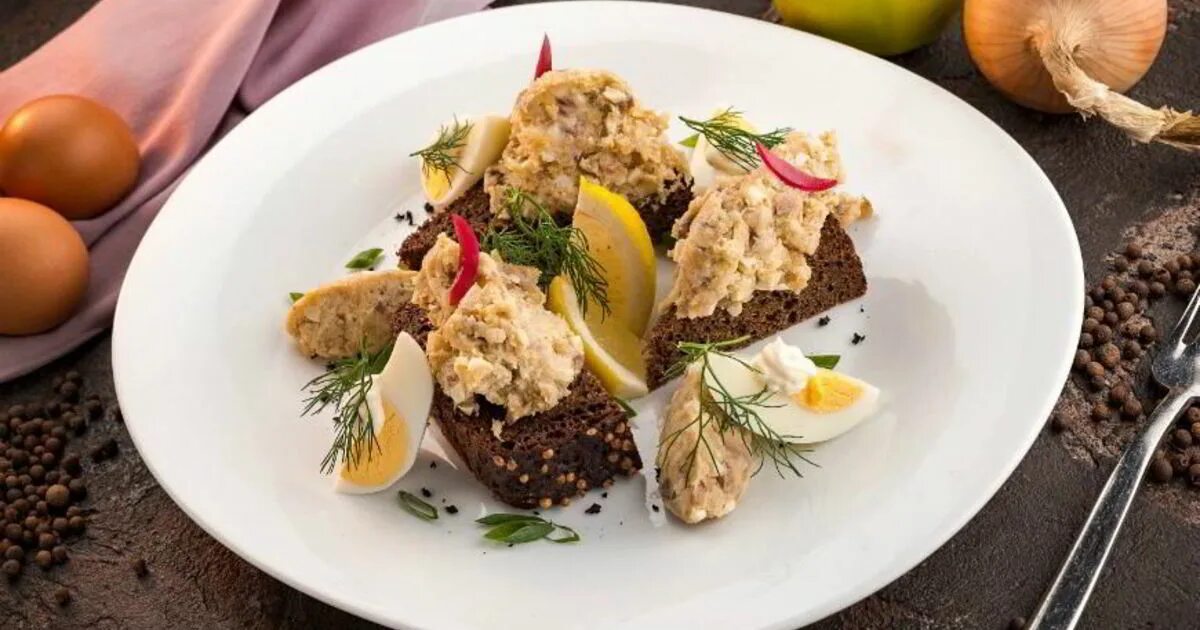 Фаршмак из селедки с яблоками. Форшмак ресторанная подача. форшмак подача в ресторане. форшмак из селедки подача. блюда из селедки и яблок.