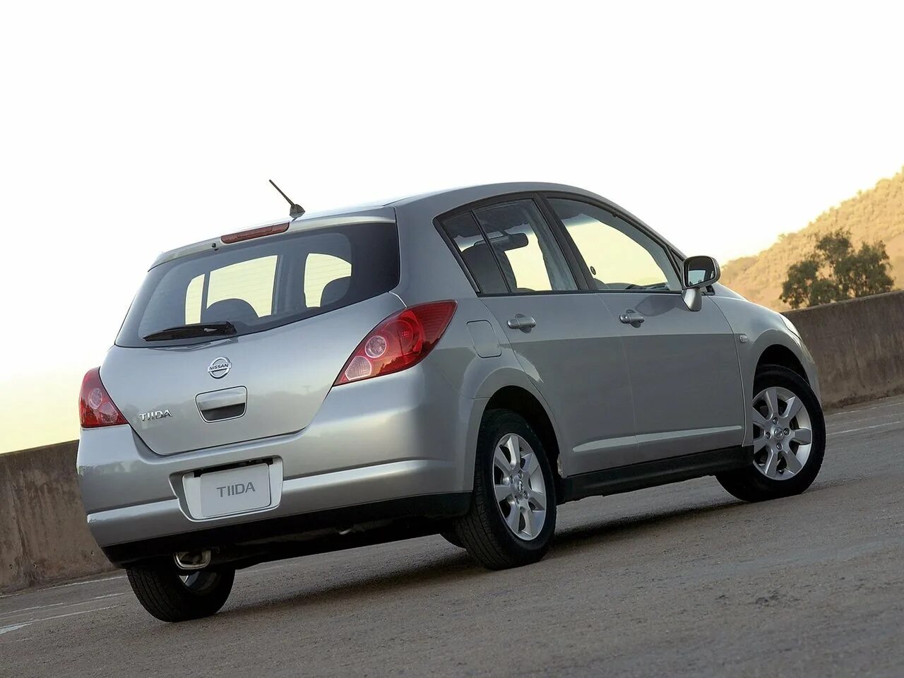 Nissan Tiida 2004. Nissan Tiida c11 хэтчбек. Nissan Tiida 2004 хэтчбек. Nissan Tiida i 2004-2012.