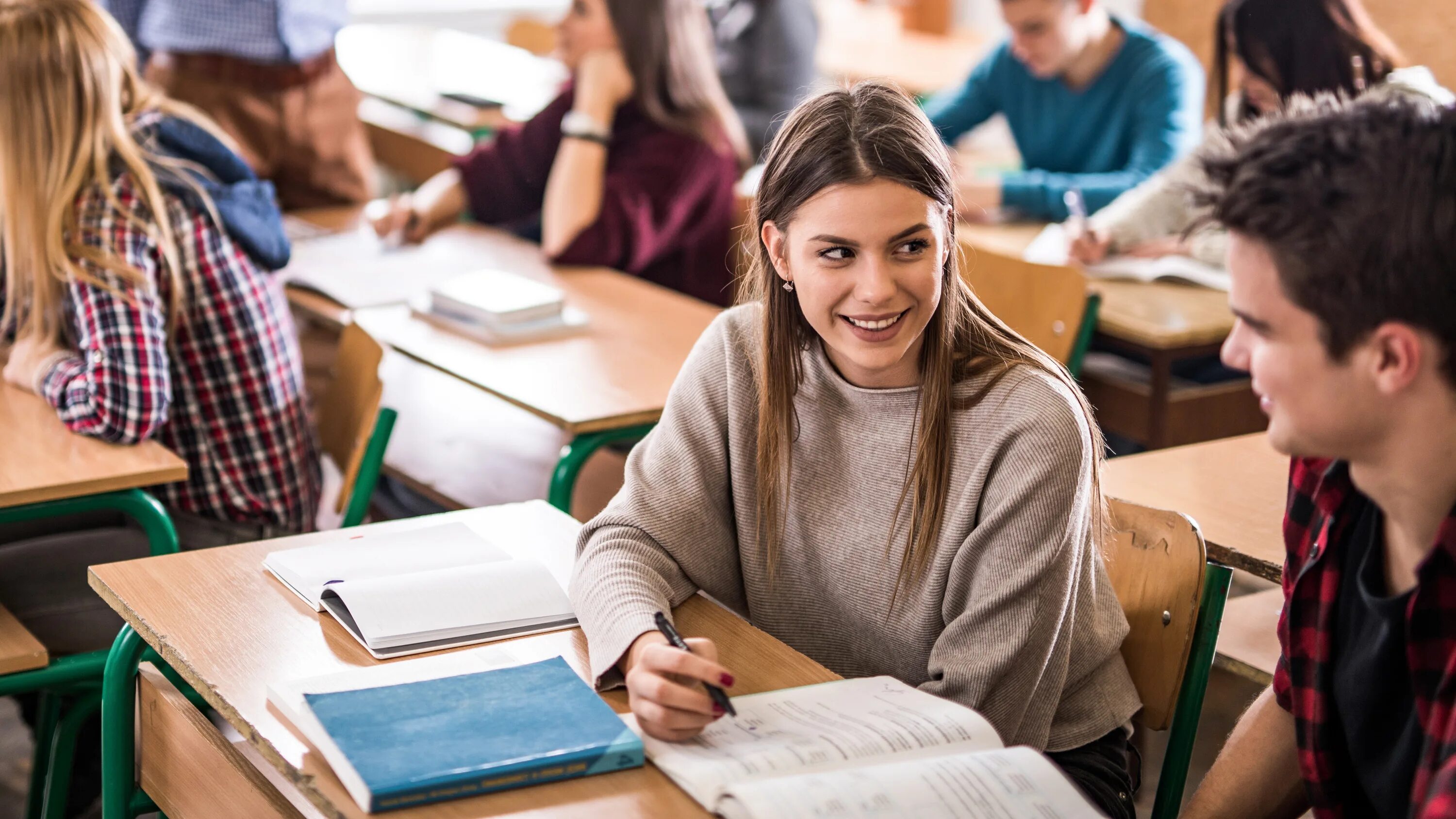 Student 8qism. Люди на учебе. Студенты в аудитории. Студентка. Студентка в аудитории.