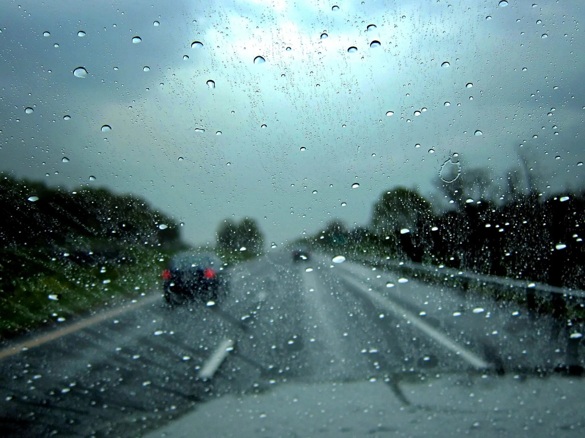 Дождь в дорогу примета. Дорога дождь. Дорога дождь машина. Фото дороги в дождь. Вид из машины дождь.