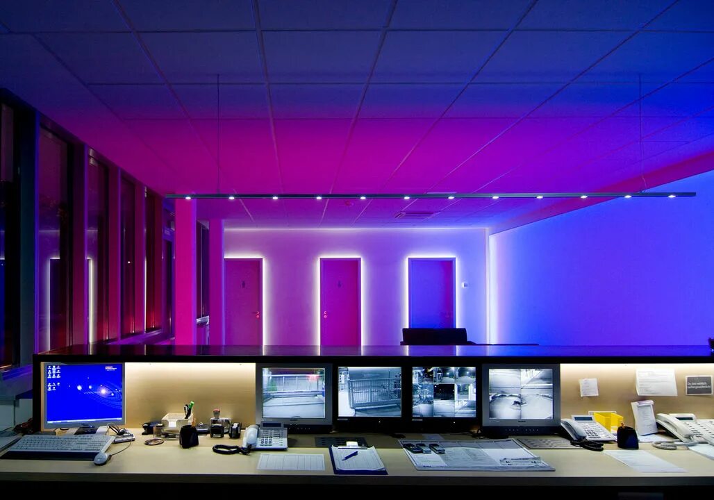 Светодиодная подсветка. Светодиодная лента в интерьере офиса. RGB подсветка в интерьере. Подсветка помещений светодиодными лентами.