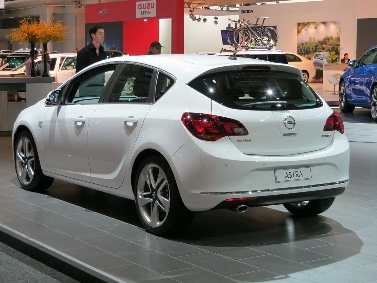 Opel большой. Opel Astra Hatchback 2012. Opel Astra j 2012. Opel Astra 2015 хэтчбек.