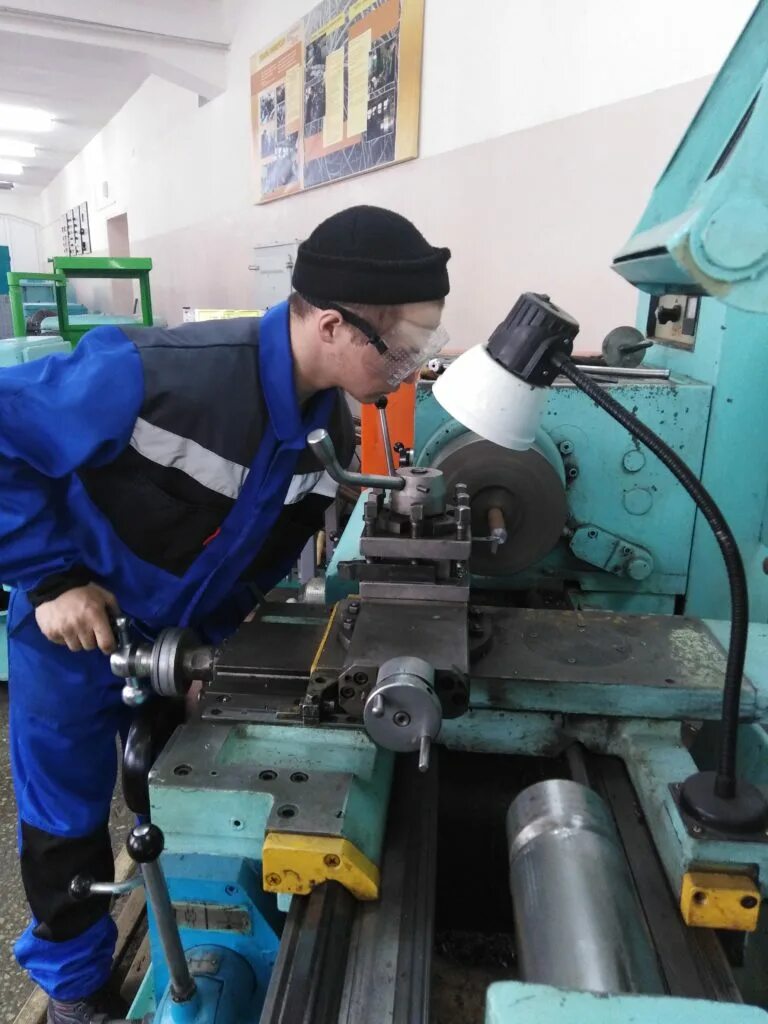Курганмашзавод кипиа. Работа дону токарем. Токарь 16к20. Работа дону токарем. Токарь универсал профессия.