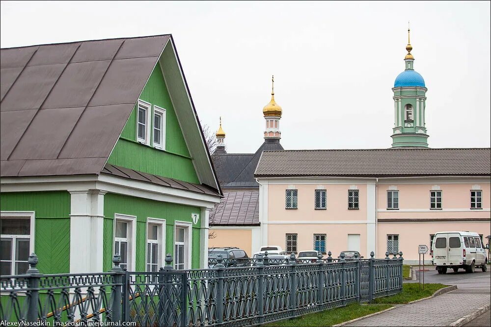 Гостиница оптина пустынь сайт. Оптина пустынь монастырь мужской монастырь. Гостиница оптина пустынь сайт. Трапезная оптина пустынь паломническая. Оптина пустынь монастырь.